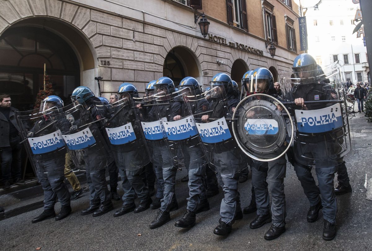 POLIZIA CASCHI