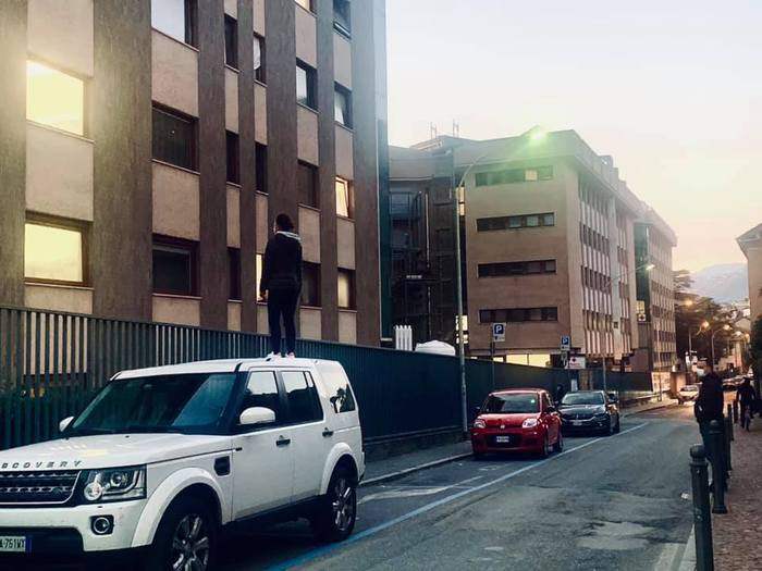 Covid: ragazza veglia mamma ospedale como