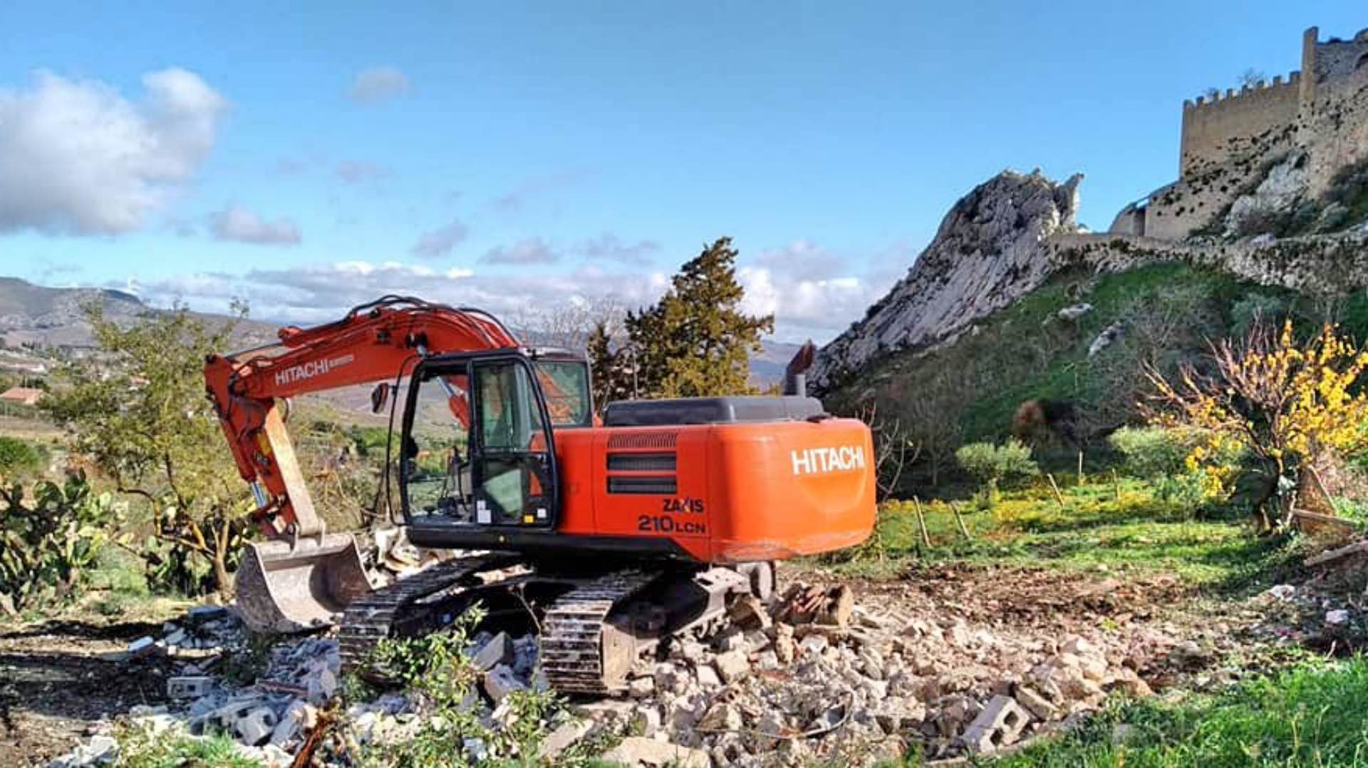 La-ruspa-sulle-macerie-della-villetta