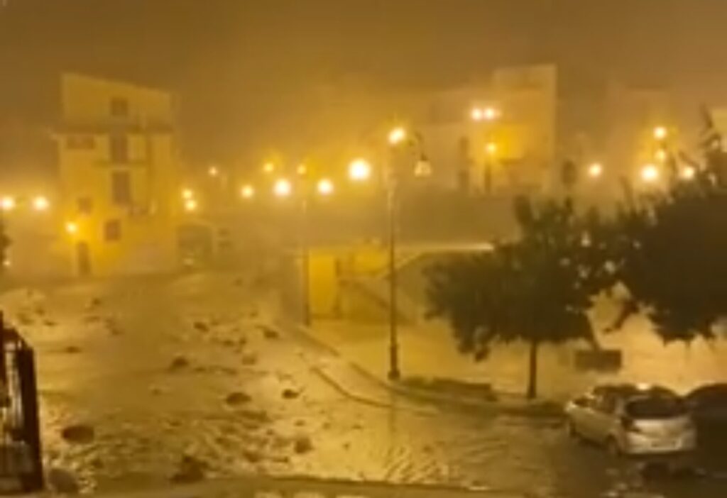 favara rifiuti acqua video