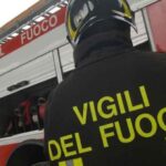 Asfalto cede in via Cappuccini, auto finisce in una buca: disagi e traffico in tilt