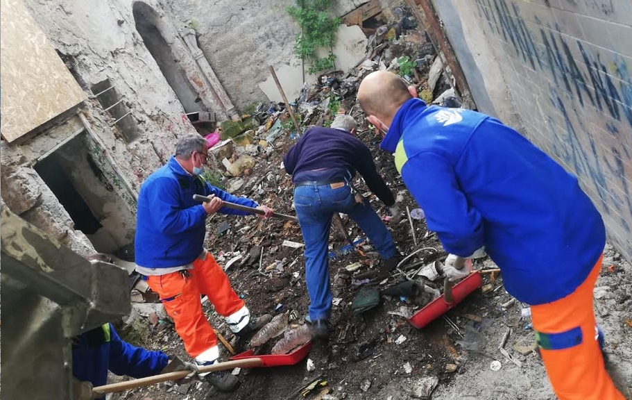 vicolo nuovo ripulito dai rifiuti