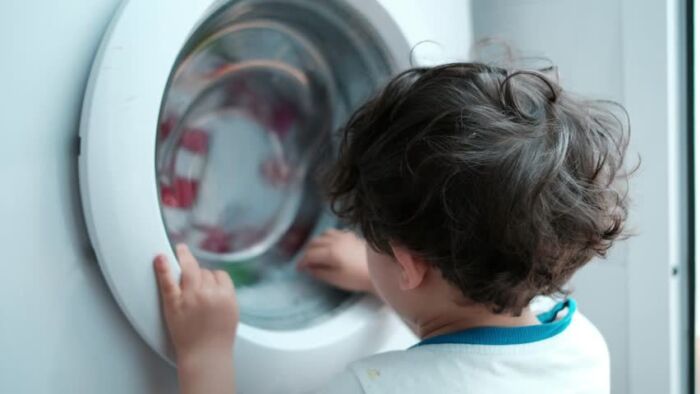 bimbo morto lavatrice