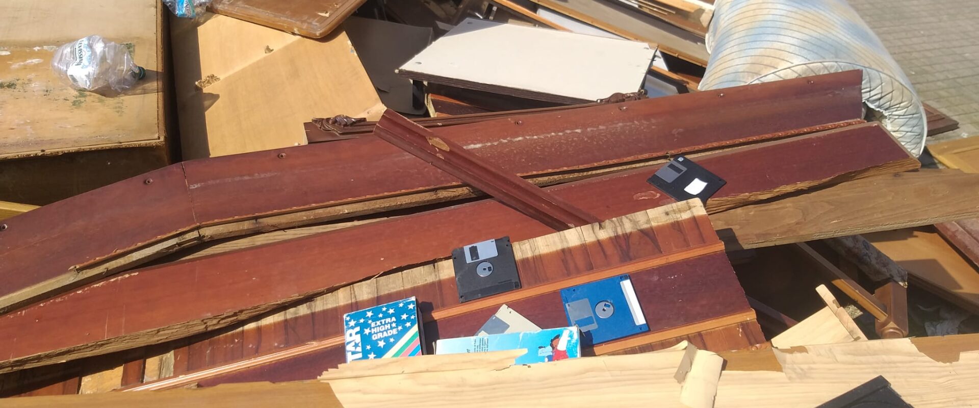 bara in mezzo ai rifiuti, via Pietro Scaglione