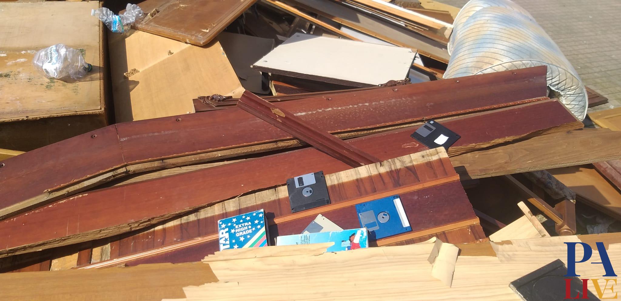 bara in mezzo ai rifiuti, via Pietro Scaglione