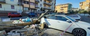 muro abbatte su auto