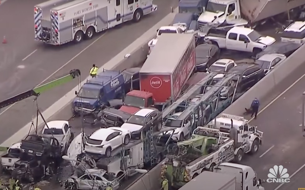 texas_incidente_crash_100_veicoli_ghiaccio_12_febbraio_2021_01