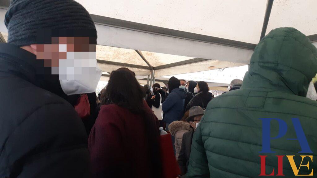 vaccini covid Palermo fila