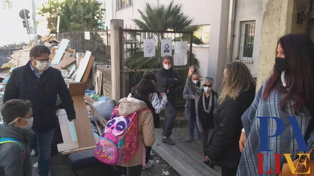 bambini e rifiuti in via Cruciferi, a Palermo