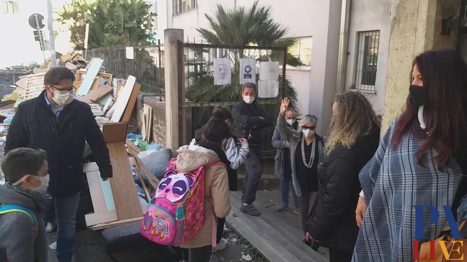 bambini e rifiuti in via Cruciferi, a Palermo