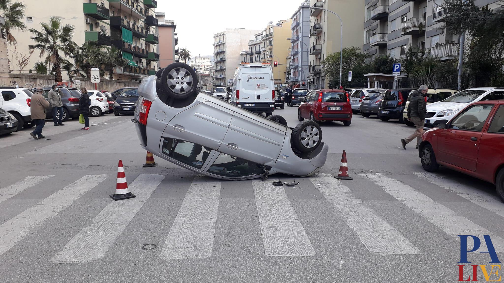 incidente auto cappottata