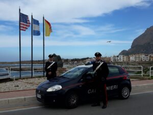 giovani assembramento auto musica