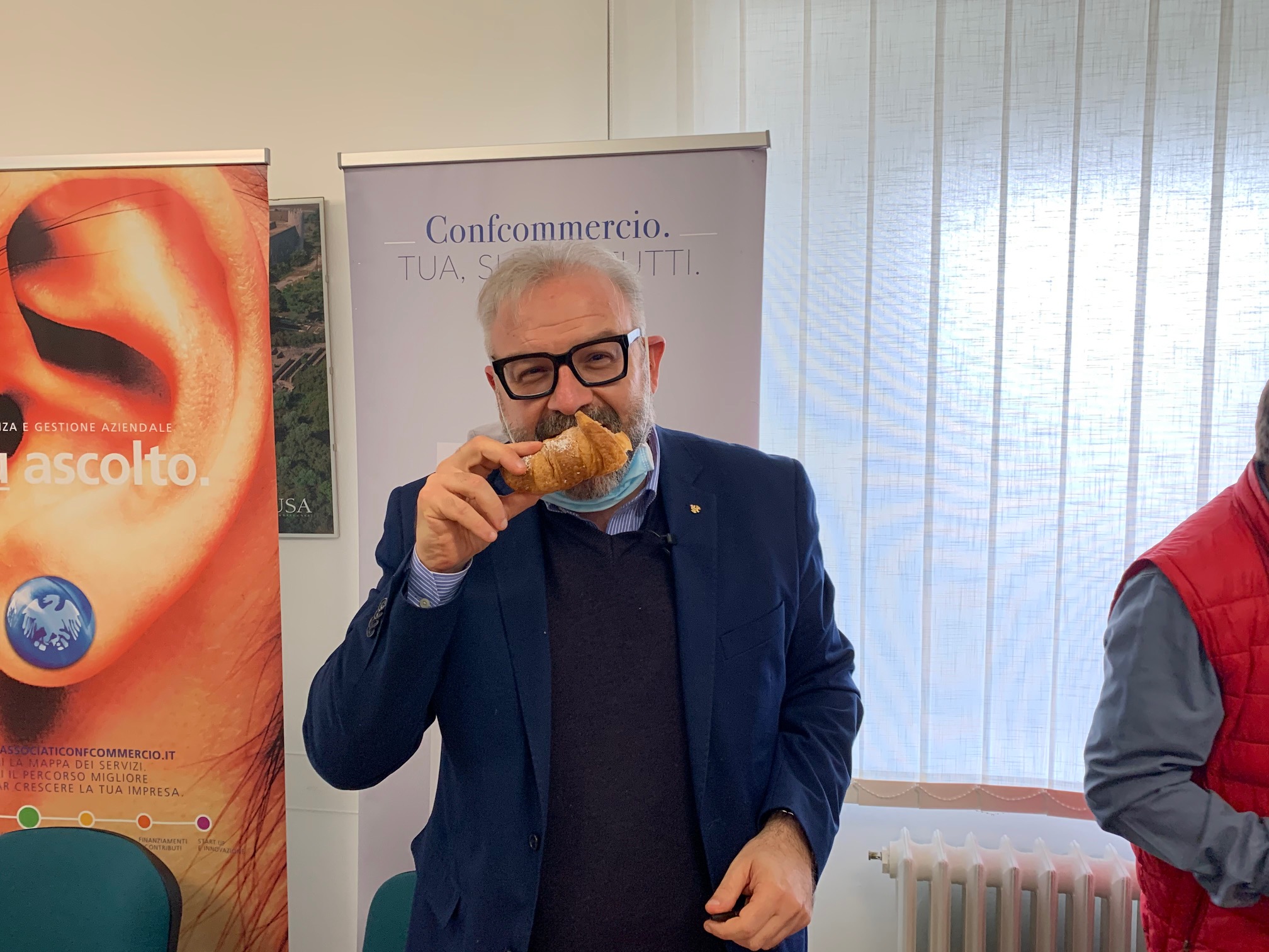 Il cornetto consumato prima di dare il via alla protesta (2)