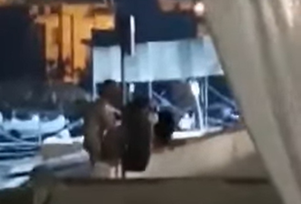 Sesso-in-spiaggia-a-Marzamemi