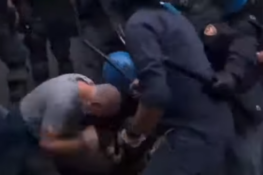 Le immagini del poliziotto che picchia un manifestante a Roma