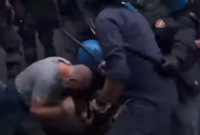 Le immagini del poliziotto che picchia un manifestante a Roma