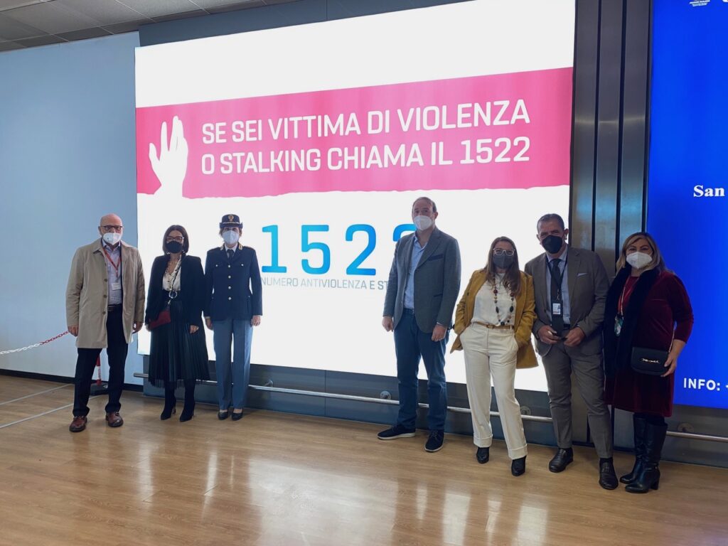 manifesto contro la violenza sulle donne all'aeroporto di Palermo