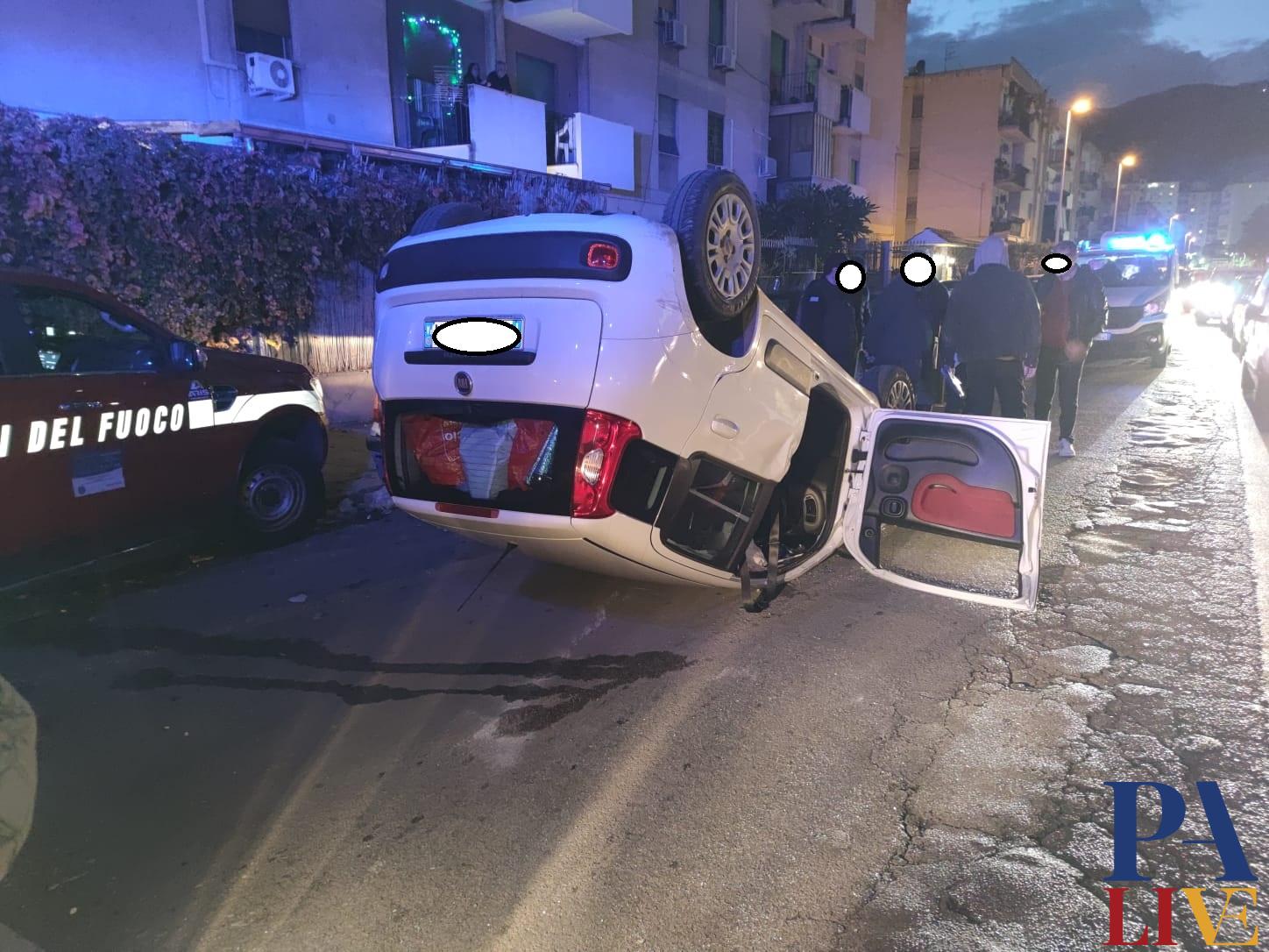incidente via Besio, auto ribaltata