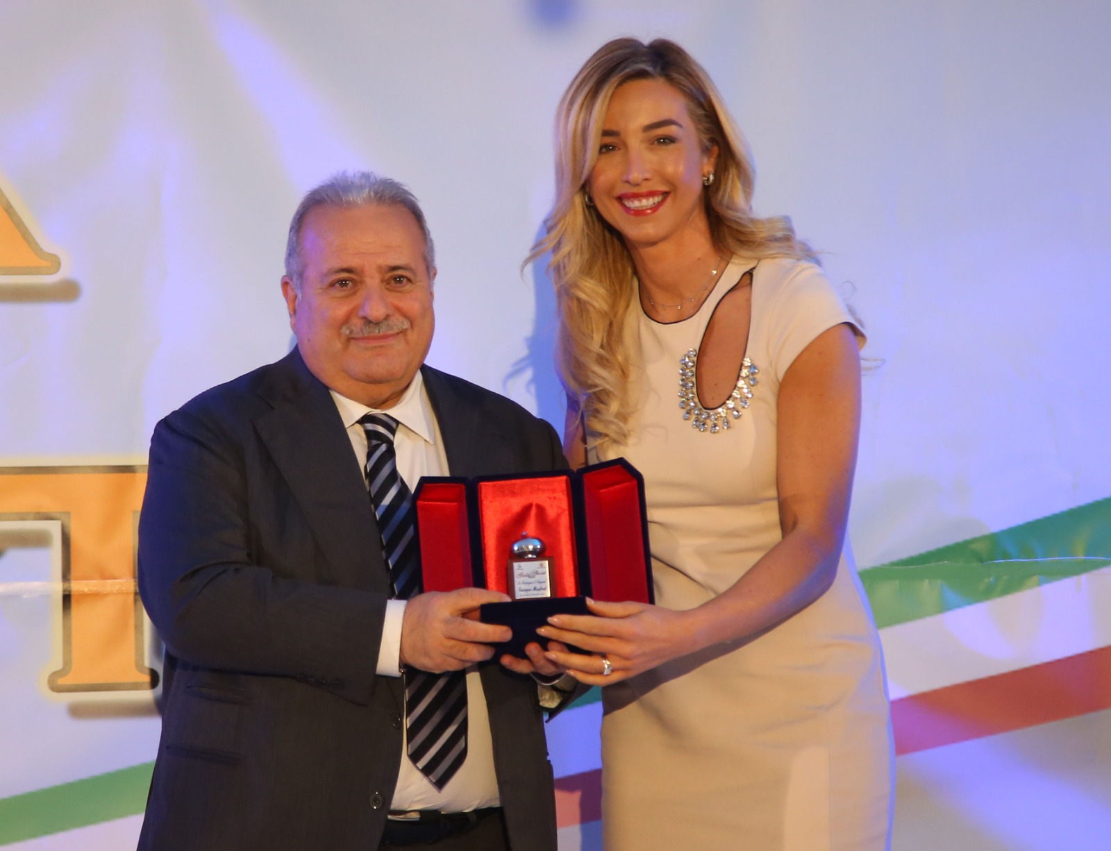 Giuseppe Manfredi, presidente FIPAV, riceve la Castagna d'Argento