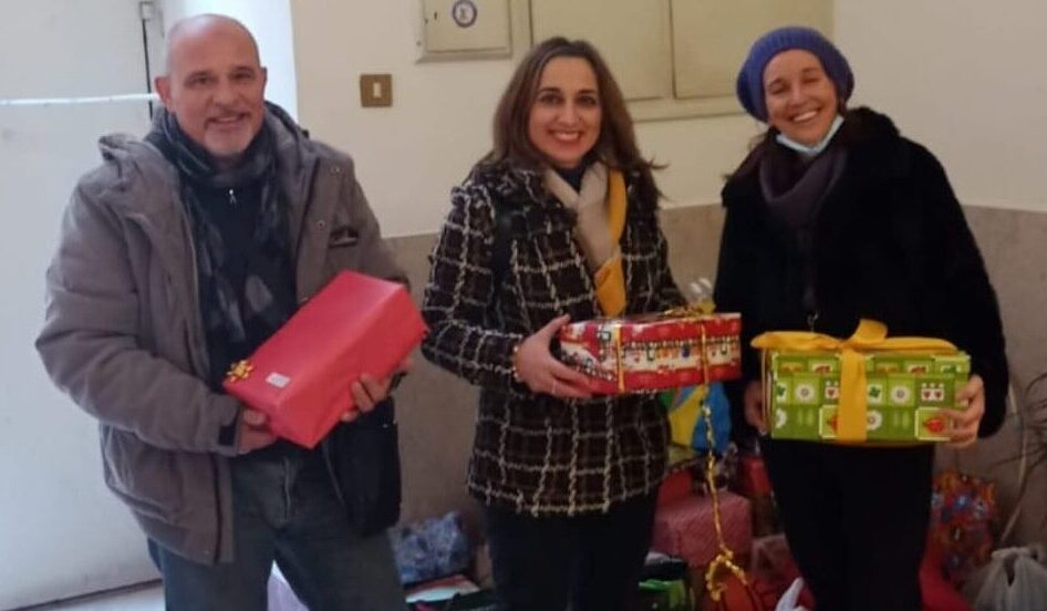 Maria Pitarresi consegna i doni