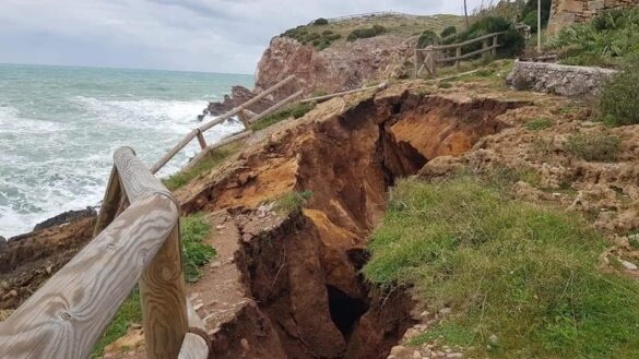 A Terrasini il crollo a Cala Rossa