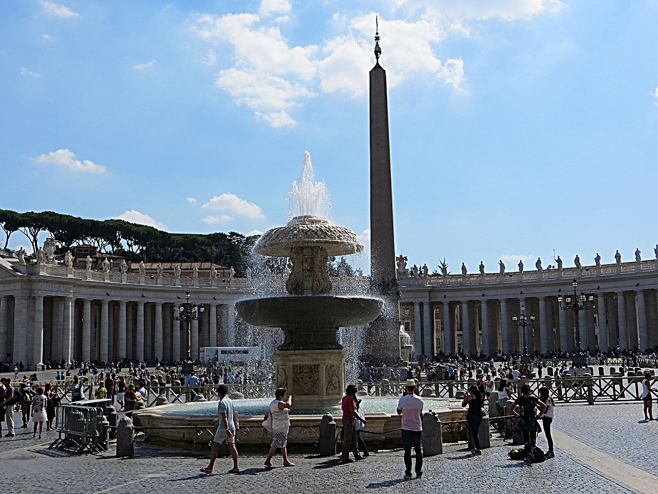 Piazza_San_Pietro,_Città_del_Vaticano_-_panoramio_(12)