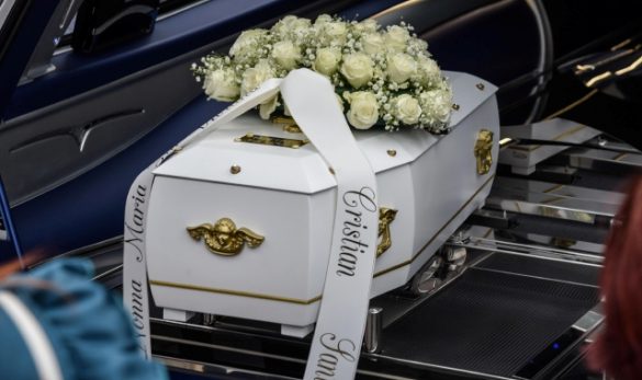 Bimba morta: palloncini e striscione ai funerali di Diana