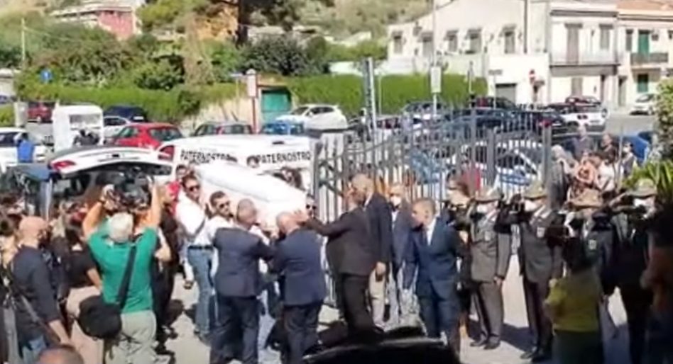 andrea sharm genitori