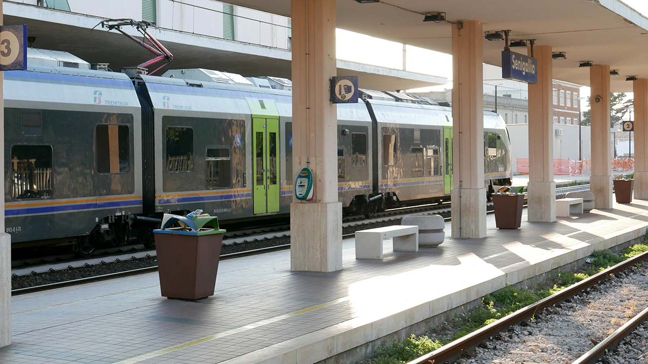 stazione-ferroviaria-fs-senigallia-treni-binari