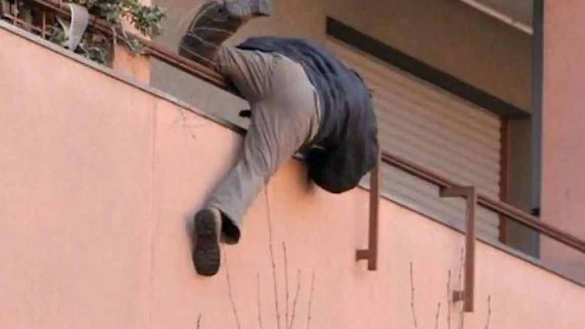 si arrampica in balcone