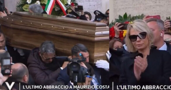 maurizio-costanzo-il-feretro-lascia-la-chiesa-con-la-sigla-del-maurizio-costanzo-show-video