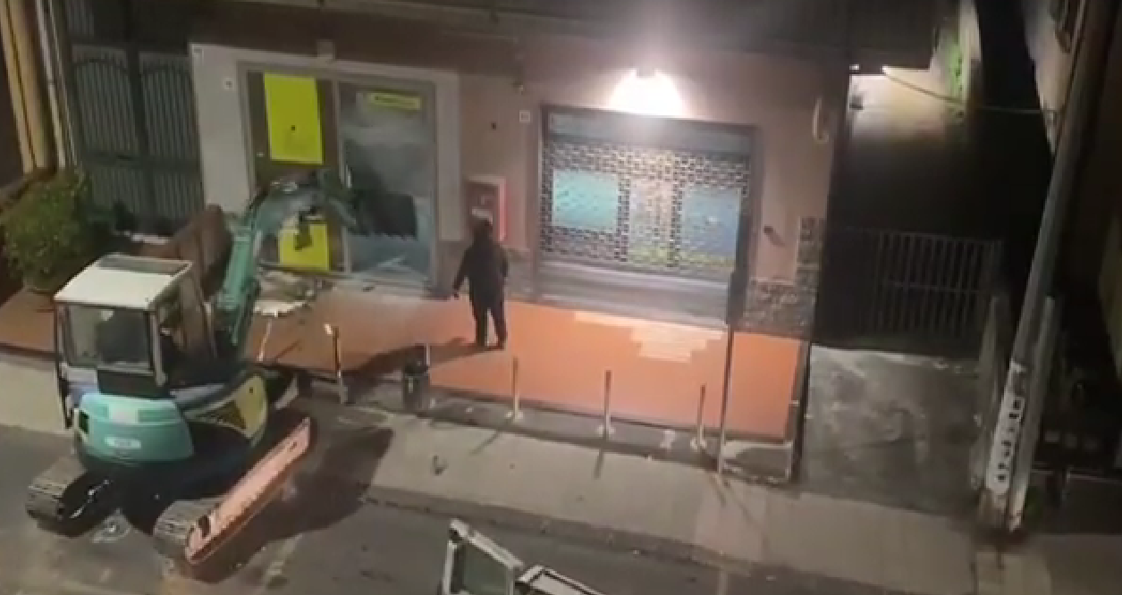 assalto sportello postamat