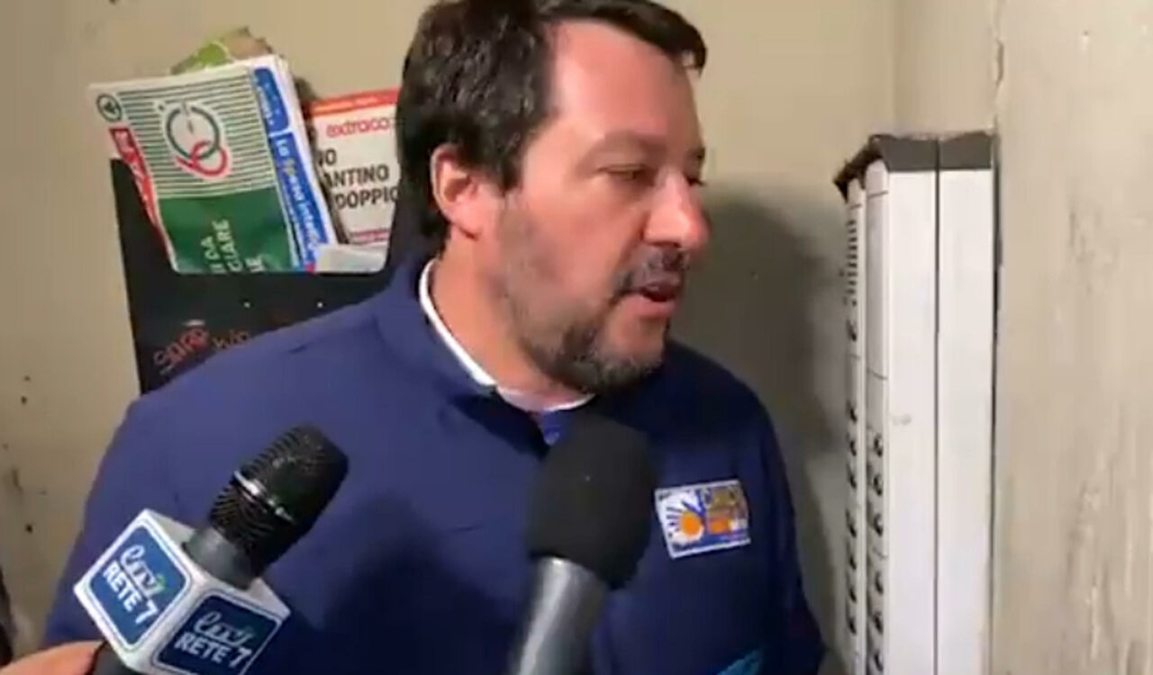 Salvini a Bologna suona al citofono, 'qui c'è un pusher?'