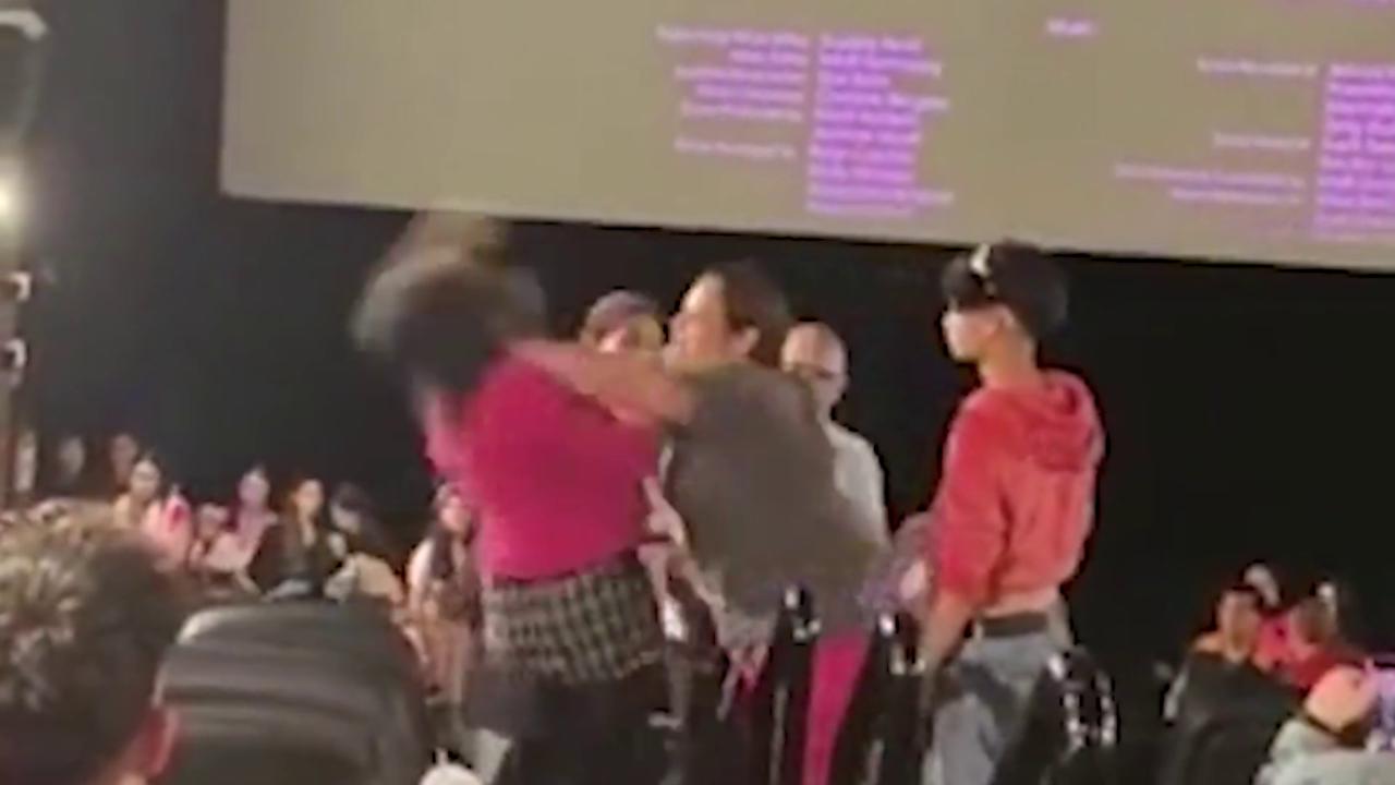 907851-thumb-full-720-s230727_barbie