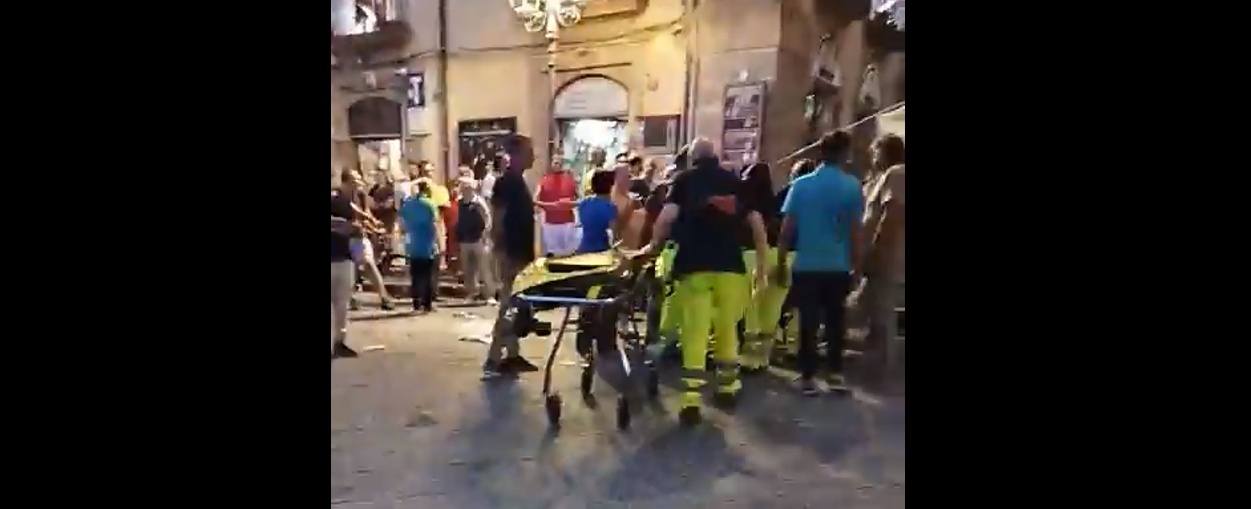 caltagione_auto_folla