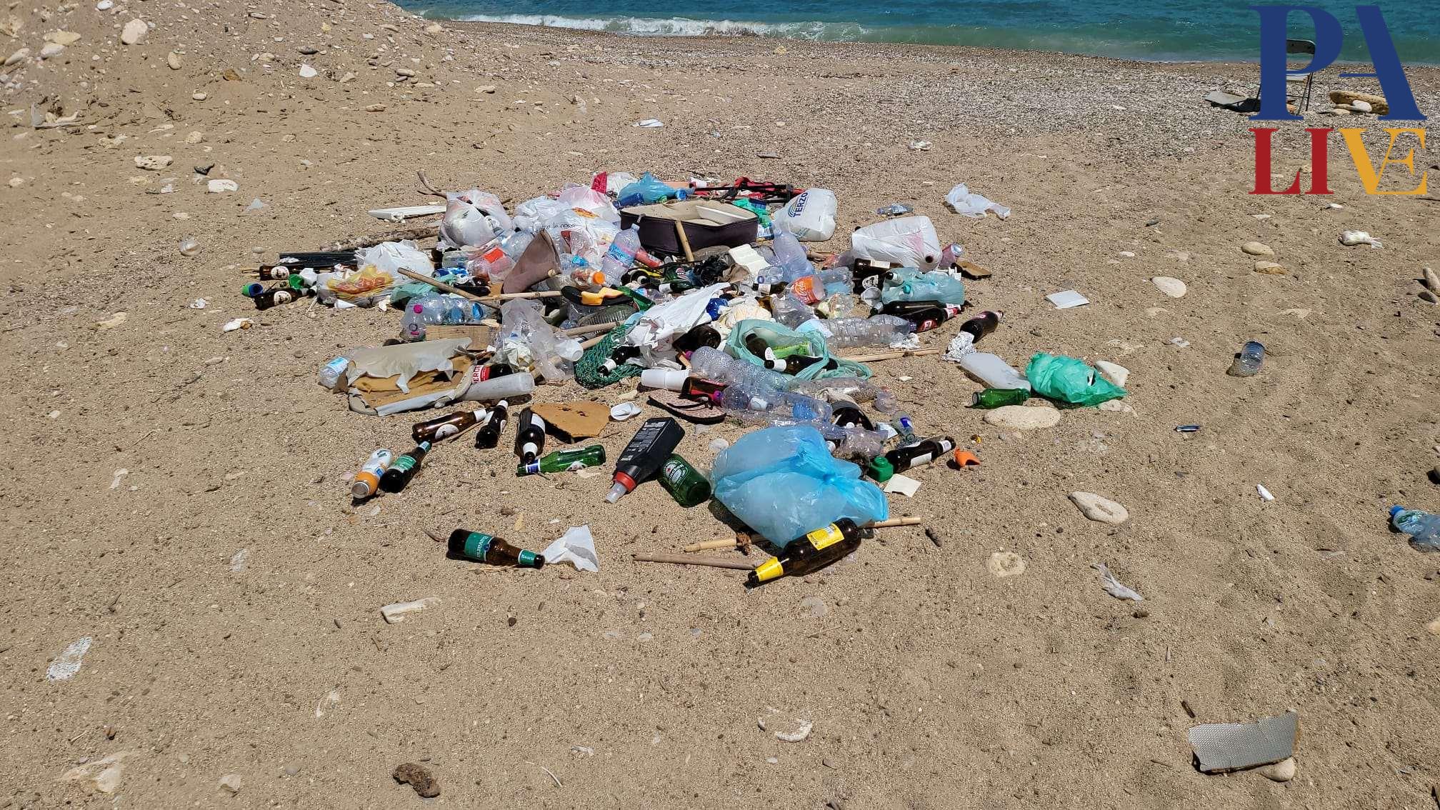 spiaggia Romagnolo rifiuti