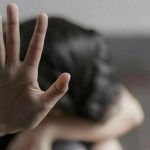 Abusi sulla figlia 14enne della compagna, scatta l’arresto: “Violenze andate avanti per tre anni”