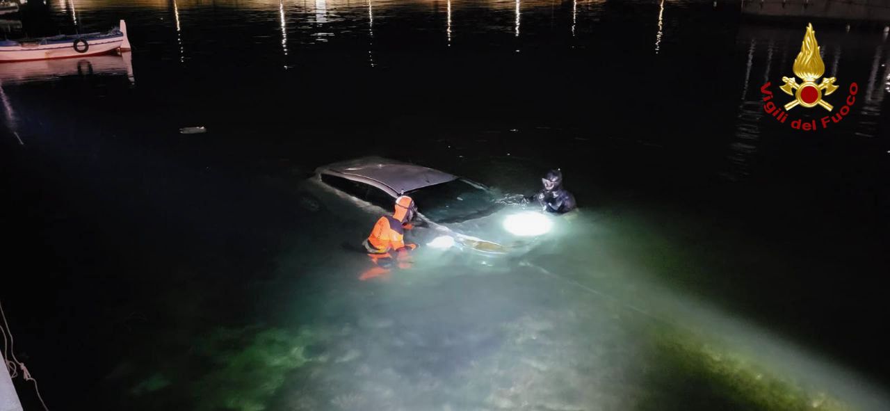 auto in acqua comune isola delle femmine