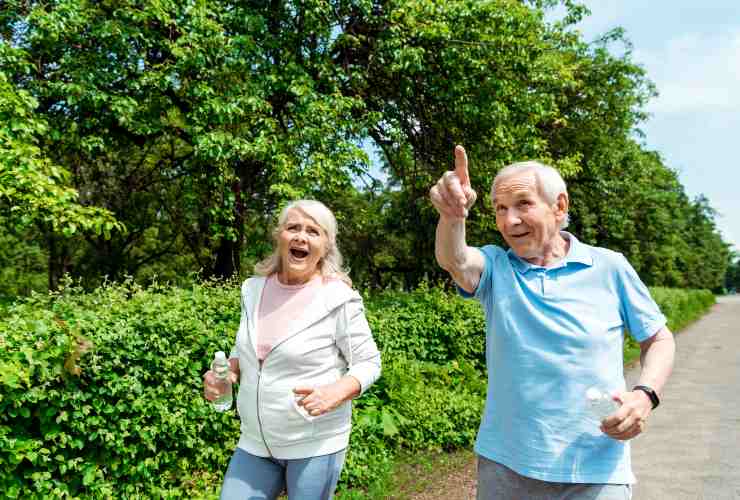 Anziani felici che corrono per mantenersi in forma - foto Depositphotos - PalermoLive.it