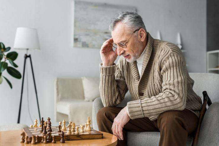 Anziano che gioca a scacchi si ferma per stanchezza - foto Depositphotos - PalermoLive.it