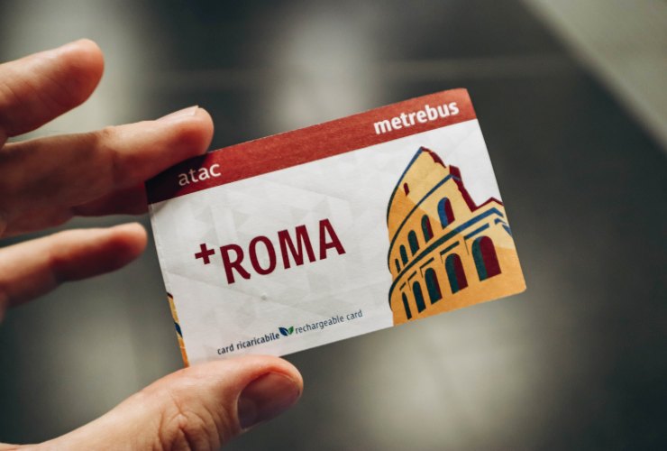 Carta ricaricabile ATAC per circolare sul bus a Roma - foto Depositphotos - PalermoLive.it