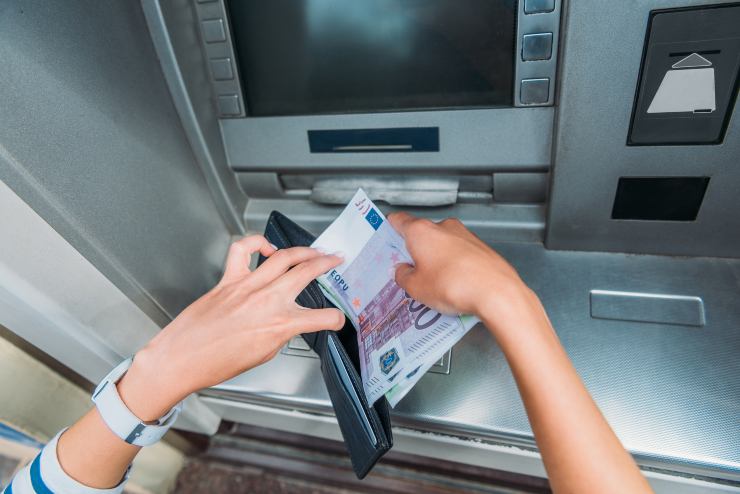 Donna riscuote stipendio allo sportello ATM più vicino casa - foto Depositphotos - PalermoLive.it