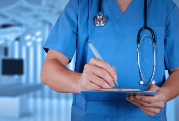 En läkare skriver ut ett falskt recept - foto Depositphotos - PalermoLive.it