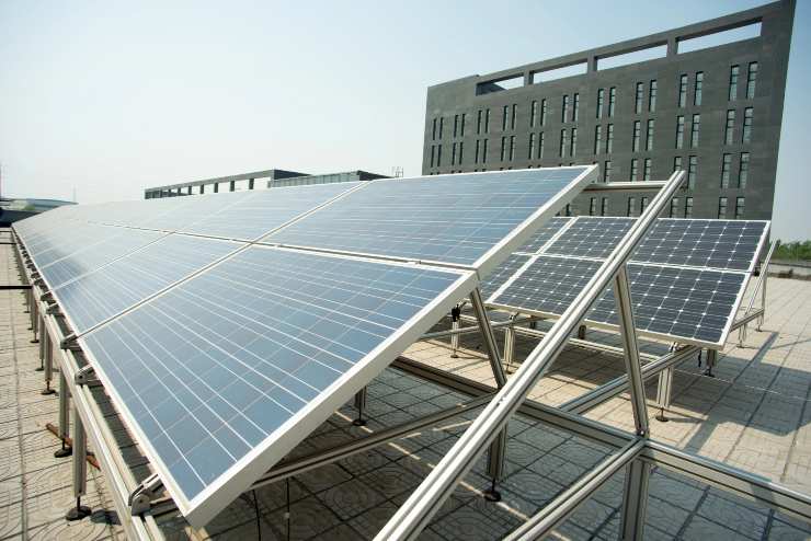 Impianto fotovoltaico installato su un edificio - foto Depositphotos - PalermoLive.it