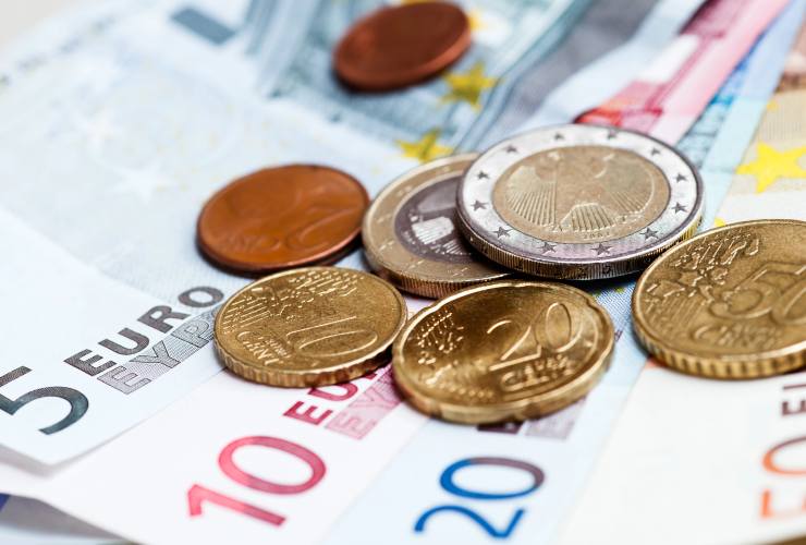 Soldi in banconote e monete in euro sul tavolo - foto Depositphotos - PalermoLive.it
