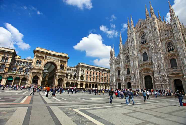 Tanti turisti presenti in Piazza Duomo a Milano - foto Depositphotos - PalermoLive.it