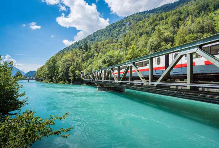 Treno che attraversa un ponte su uno dei fiumi della Svizzera - foto Depositphotos - PalermoLive.it