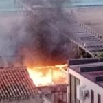Incendio al pontile di Romagnolo, paura in via Messina Marine – VIDEO