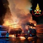 Palermo, incendio in un deposito: bruciati tre tir – FOTO