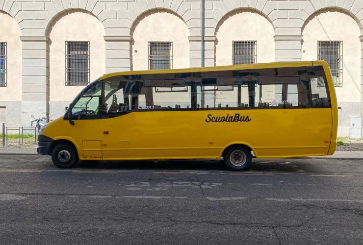 Uno scuolabus fermo nei pressi dell'edificio scolastico - foto Depositphotos - PalermoLive.it